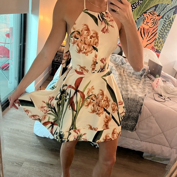 🌴Luxe satin Lulus high neck bow back dress tropical print🌴 - Picture 4 of 4